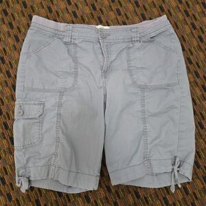 St Johns Bay Womens Cargo Shorts Size 8P Gray Stretch Utility Casual Petite